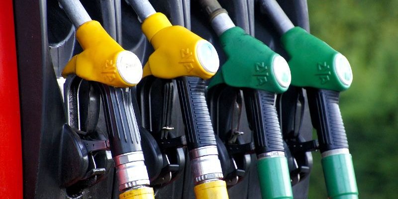 Καύσιμα: Στο «κόκκινο» η τιμή της βενζίνης - Ξεπερνά τα 2,5 ευρώ σε πολλά νησιά (Βίντεο)