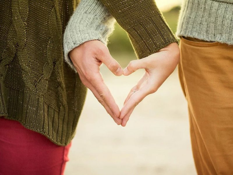 Ο τρόπος που σας κρατά το χέρι ο σύντροφός σας, αποκαλύπτει πολλά για τη σχέση σας
