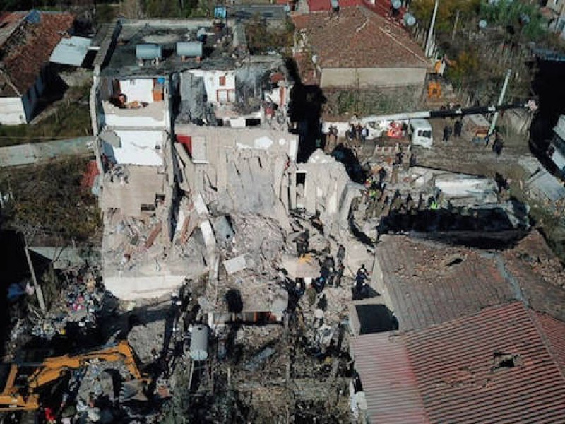 Σεισμός στην Αλβανία: Ακόμη 2 άτομα απεγκλωβίστηκαν από την Ελληνική Αποστολή (video)