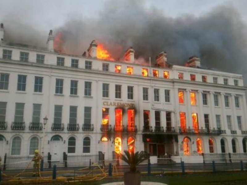 Στις φλόγες ξενοδοχείο στη Μεγάλη Βρετανία (εικόνες και 2 βίντεο)