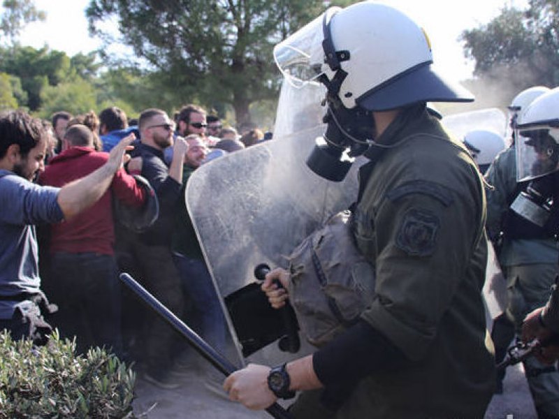 Ποσειδώνος: συμπλοκές φοιτητών και αστυνομίας στο Καβούρι. Τραυματίες και χημικά (βίντεο) - ανανέωση