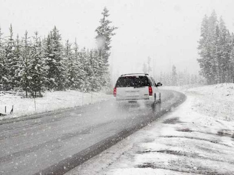 Παγωμένοι δρόμοι: συμβουλές προς οδηγούς και πεζούς 