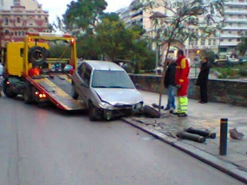 Θεσσαλονίκη: αυτοκίνητο εκτός ελέγχου καρφώθηκε σε κολωνάκια (φωτό)