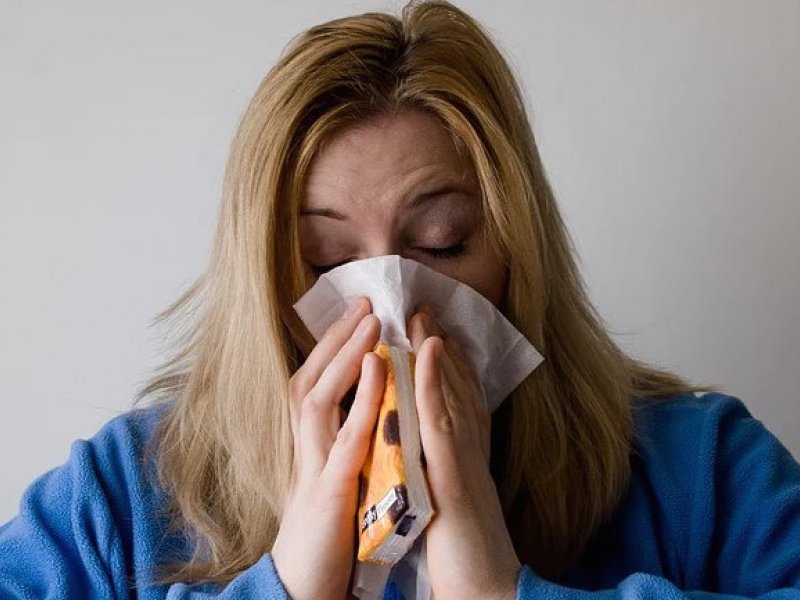 Το κοινό κρυολόγημα σύμμαχος κατά της γρίπης (ίσως και του κορονοϊού)