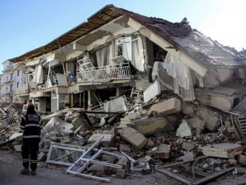 Σεισμός στην Τουρκία: Συγκλονιστικό βίντεο από τη διάσωση μητέρας και της 2χρονης κόρης της