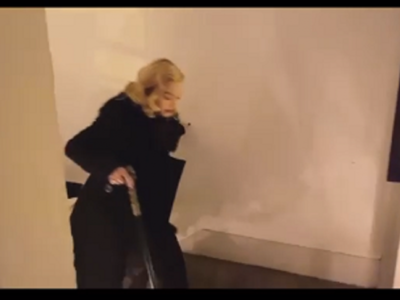 Με μπαστούνι λόγω τραυματισμών η Μαντόνα (video)