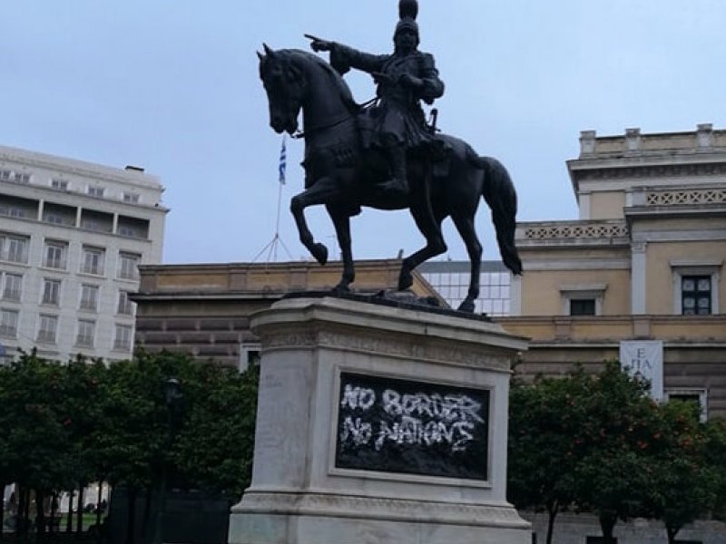Ντροπή! Βανδάλισαν το άγαλμα του Κολοκοτρώνη στην Παλαιά Βουλή  (photos)