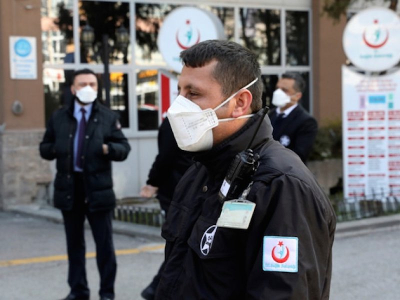 Έλληνας επιστήμονας για κορονοϊό: «Δεν είναι γρίπη, είναι 5 φορές χειρότερος»
