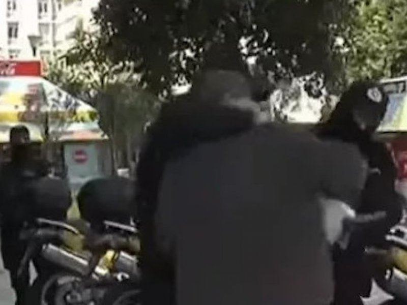 Σύνταγμα: Kεφαλοκλείδωμα σε «αντιδραστικό» ηλικιωμένο από δημοτικούς αστυνομικούς! (video)
