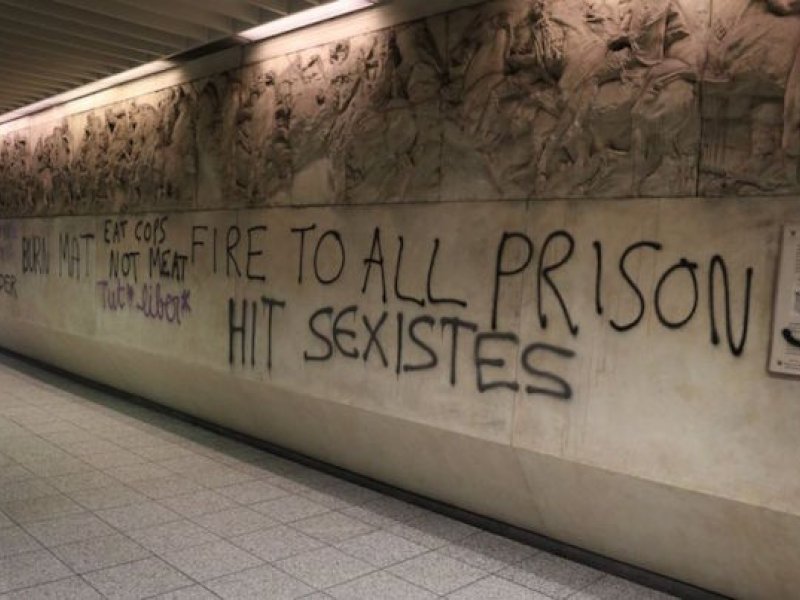 Δέκα αλλοδαποί μεταξύ των 43 συλληφθέντων για τους βανδαλισμούς στο Μετρό Ακρόπολης