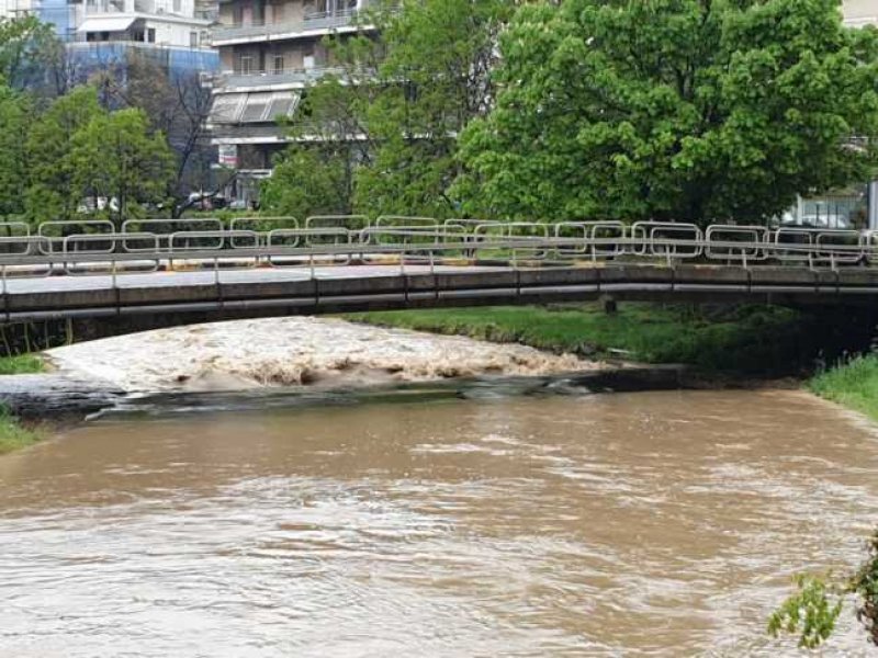 Φούσκωσαν τα νερά στα Τρίκαλα: Δοκιμάζονται οι αντοχές του ποταμού (video-φώτο)