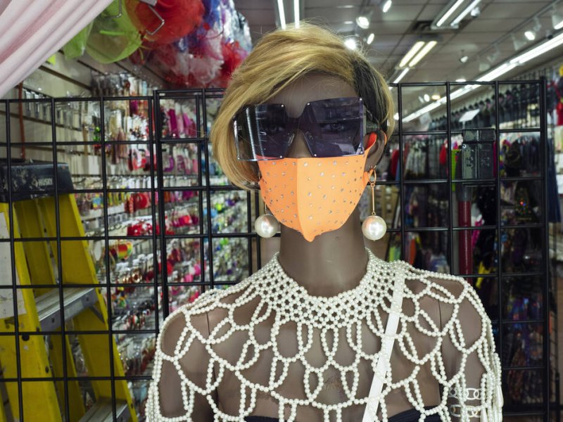 Βρετανοί ερευνητές: Η ευρεία χρήση μάσκας μπορεί να αποτρέψει νέα κύματα της πανδημίας