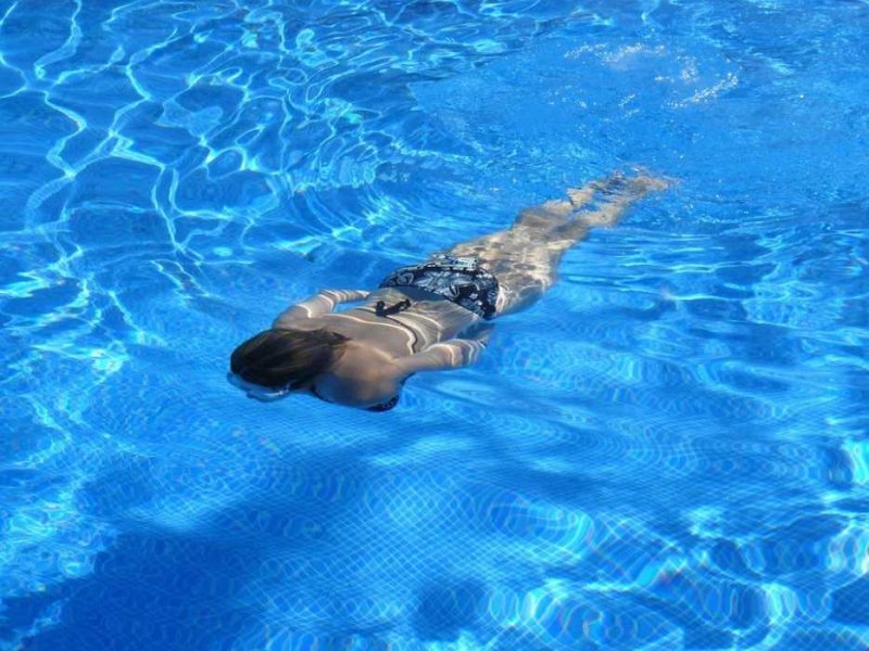 Ουρολοίμωξη και κολύμπι σε πισίνες: Τι πρέπει να προσέξετε