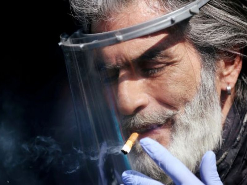 Μύθος ότι οι καπνιστές δεν κινδυνεύουν από κορονοϊό – Διπλάσιες πιθανότητες σοβαρών επιπλοκών