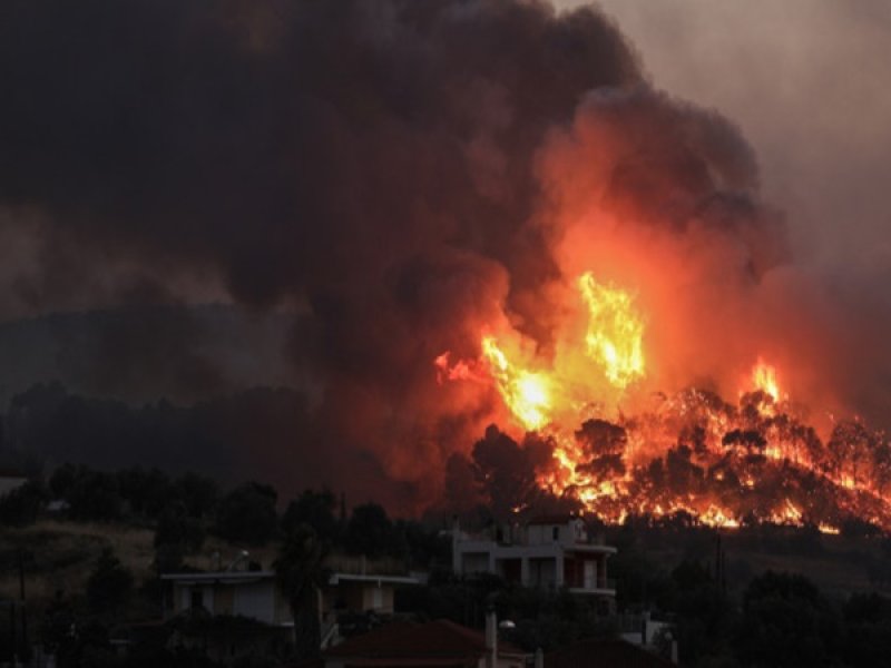 Δύσκολη νύχτα στην Κορινθία… Οι φλόγες έφτασαν σε σπίτια, εκκενώθηκε και 6ος οικισμός
