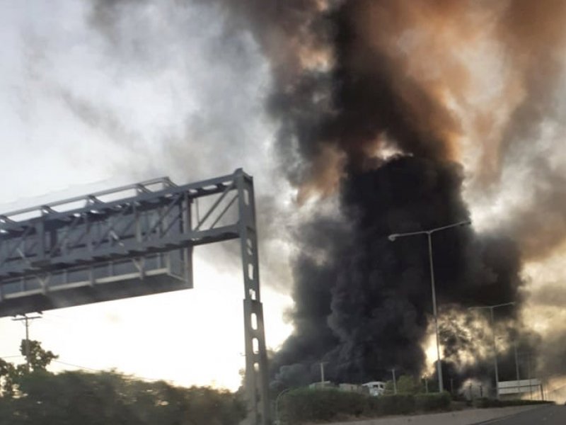 Πυκνοί καπνοί στη Μεταμόρφωση - Φωτιά σε εργοστάσιο πλαστικών