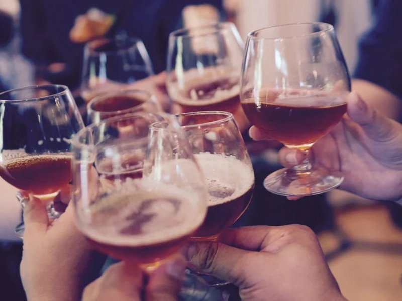 Το αλκοόλ φέρνει τους ξένους πιο κοντά σωματικά, επιβεβαιώνει νέα αμερικανική έρευνα, επίκαιρη λόγω ανοίγματος της εστίασης