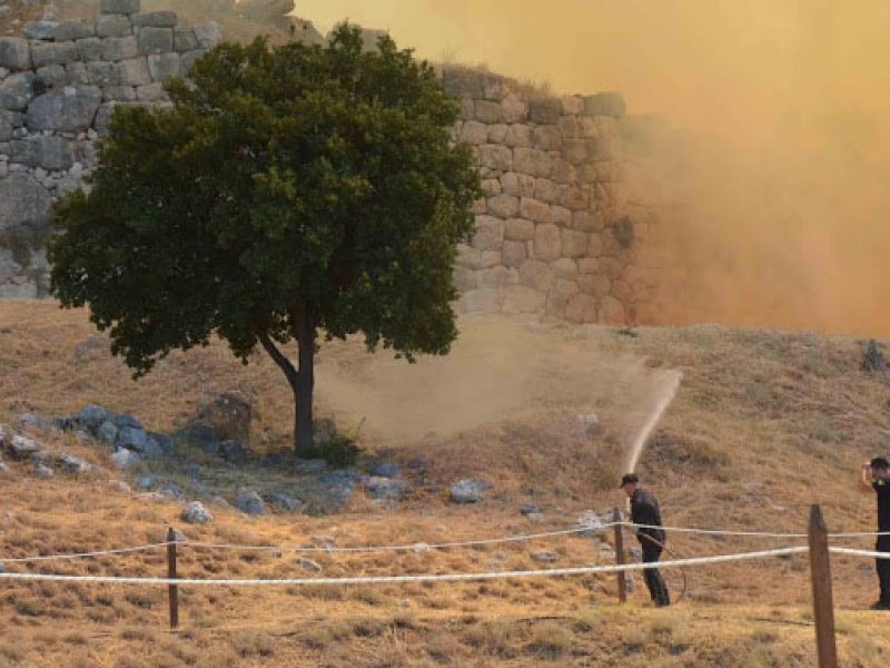 Σε εξέλιξη πυρκαγιά στις Μυκήνες - Εκκενώθηκε ο αρχαιολογικός χώρος