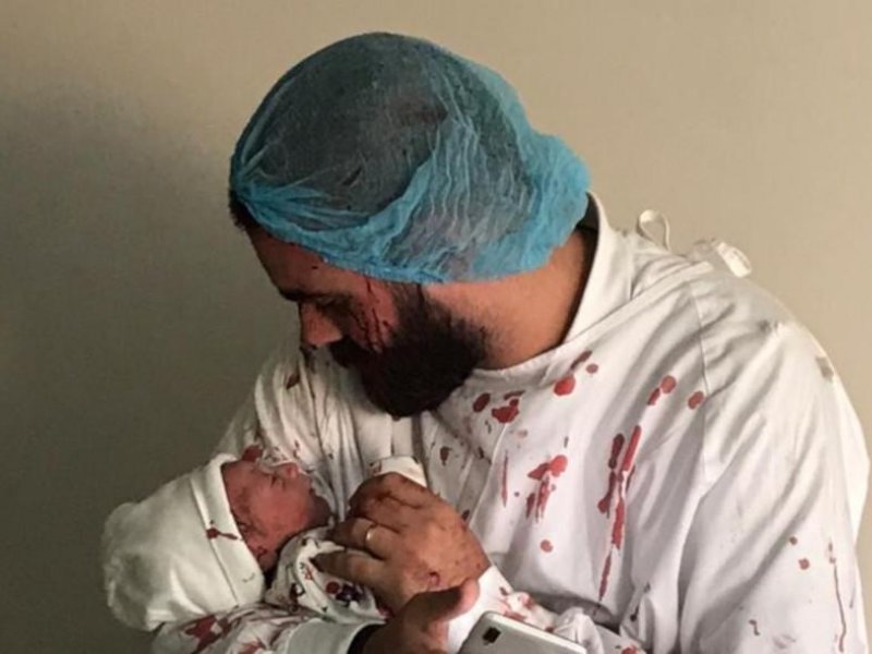 Η φωτογραφία-σύμβολο της Βηρυτού: Πατέρας κρατά αγκαλιά το νεογέννητό του που ήρθε στη ζωή την ώρα της έκρηξης