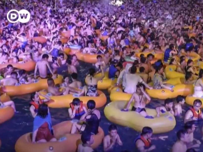 Ποια Χαλκιδική; Στη Γουχάν έκαναν υδάτινο πάρτι 8000 άτομα!