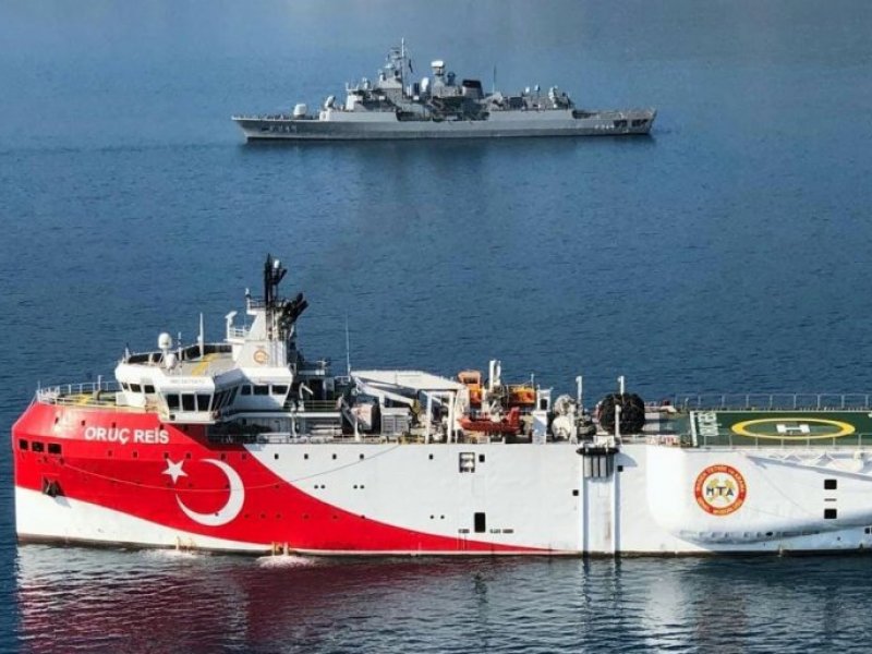 Κρίσιμες ώρες στο Αιγαίο. Ελληνικά πολεμικά πλοία απέναντι από το τουρκικό Oruc Reis