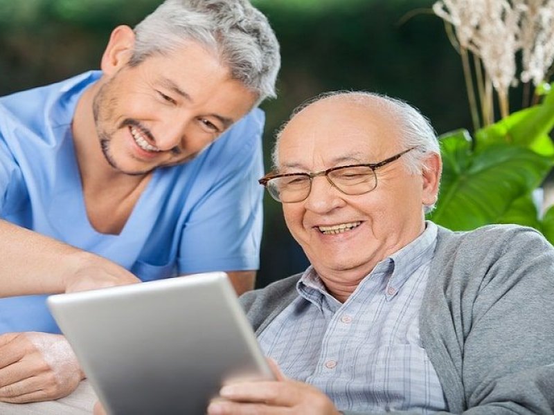 Πώς να πείσετε ηλικιωμένους ανθρώπους να χρησιμοποιούν τεχνολογία;