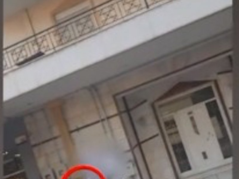 Καρέ καρέ η επίθεση ενόπλου σε 39χρονο στη Θεσσαλονίκη (Video)