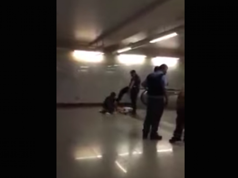 Έρευνα για βίντεο που δείχνει αστυνομικό να χτυπά άνδρα με γύψο στο πόδι