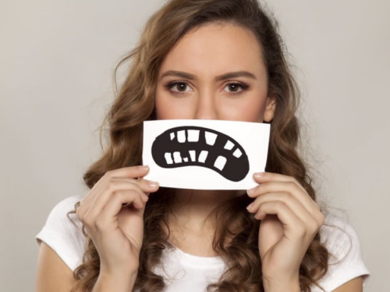 Στραβά δόντια: Γιατί επηρεάζουν την ψυχολογία των εφήβων