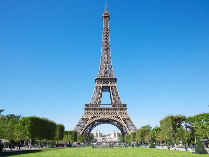 Παρίσι: Άγνωστος απειλεί να ανατινάξει τον Πύργο του Άιφελ (βίντεο)