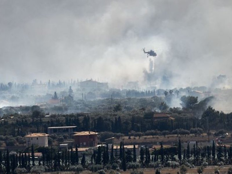 Καίγονται σπίτια στα Καλύβια Αττικής - Σε κατάσταση έκτακτης ανάγκης ο Δήμος Σαρωνικού
