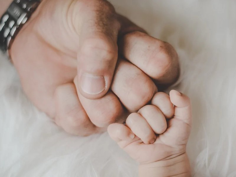 H αύξηση της άδειας πατρότητας εξετάζεται από την κυβέρνηση