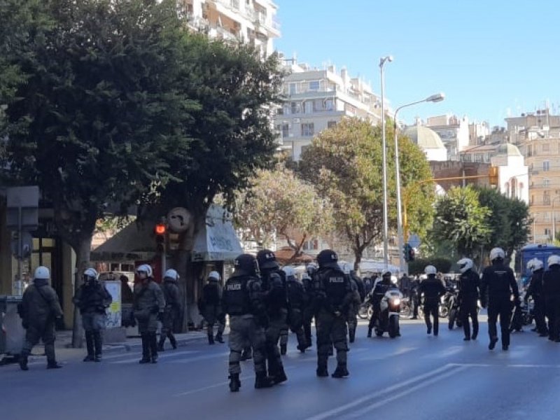 Συγκέντρωση αντιεξουσιαστών στη Θεσσαλονίκη – Εξετάζει αν θα επέμβει η ΕΛ.ΑΣ. (video)