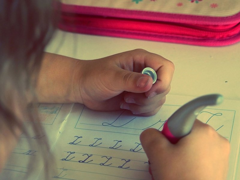 Νευροεπιστήμη: Σημαντική η γραφή με το χέρι για τα παιδιά