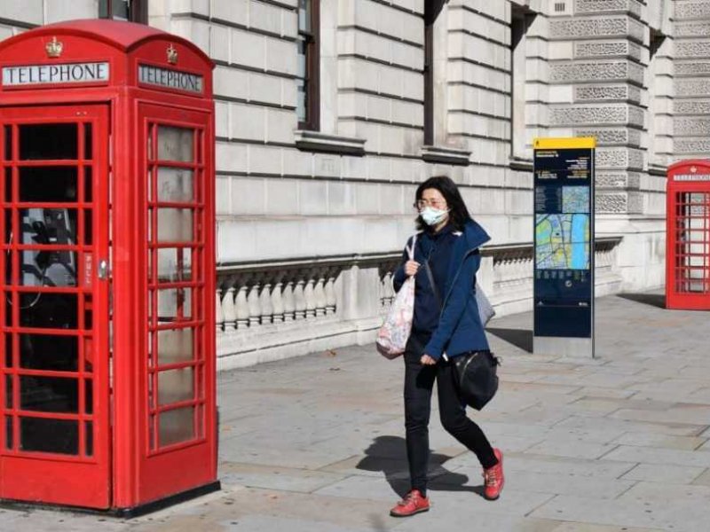 Στο τρίτο επίπεδο επικινδυνότητας το Λονδίνο: Νέο στέλεχος του ιού μεταδίδεται ταχύτερα – Έρχονται νέα μέτρα
