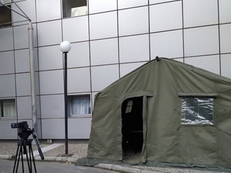 Βόλος: Στρατιωτικές σκηνές έξω από νοσοκομείο για ασθενείς με κορονοϊό