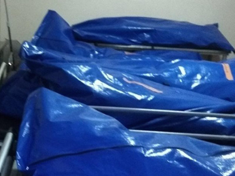Σοκαριστικές εικόνες από το νοσοκομείο του Βόλου – Νεκροί σε σακούλες εκτός ψυκτικών θαλάμων