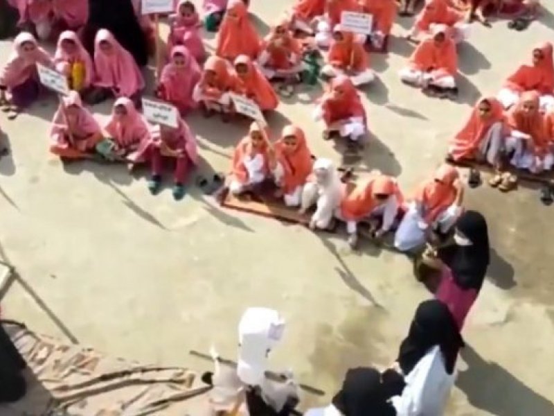 Μαθήματα αποκεφαλισμού «απίστων» σε σχολείο στο Πακιστάν – «Έτσι θα αποκεφαλίσετε και τον Μακρόν» (video)