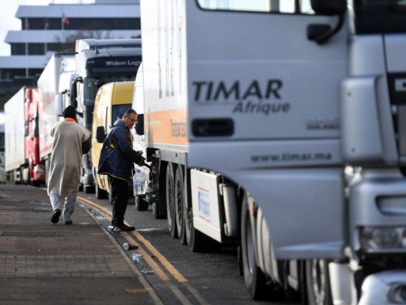Βρετανία: Αυξάνονται οι στρατιώτες στο λιμάνι Ντόβερ για να ρυθμίσουν τη διέλευση των φορτηγών