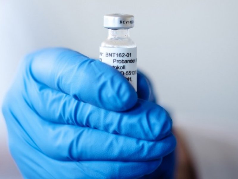 Με ειδική πτήση φτάνουν την Τρίτη στην Αθήνα οι 83.850 δόσεις του εμβολίου κατά του κορονοϊού