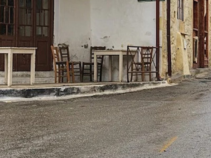 Ιλαροτραγωδία σε καφενείο του Παναιτωλίου: Θαμώνες και καταστηματάρχης ταμπουρώθηκαν επί ώρες