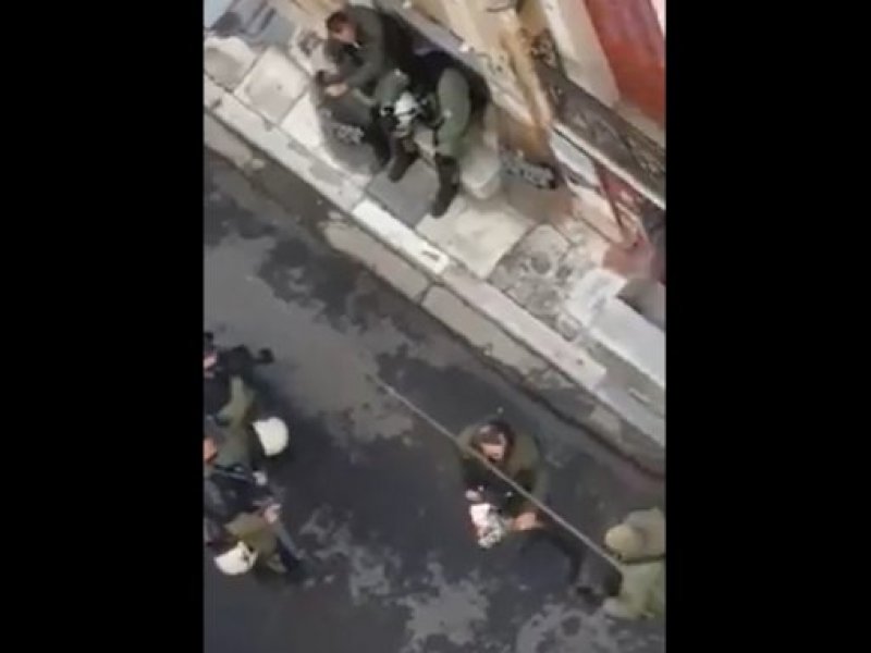 ΕΔΕ για τον αστυνομικό των ΜΑΤ που παίζει με ανθοδέσμη από το μνημείο του Γρηγορόπουλου  (video)