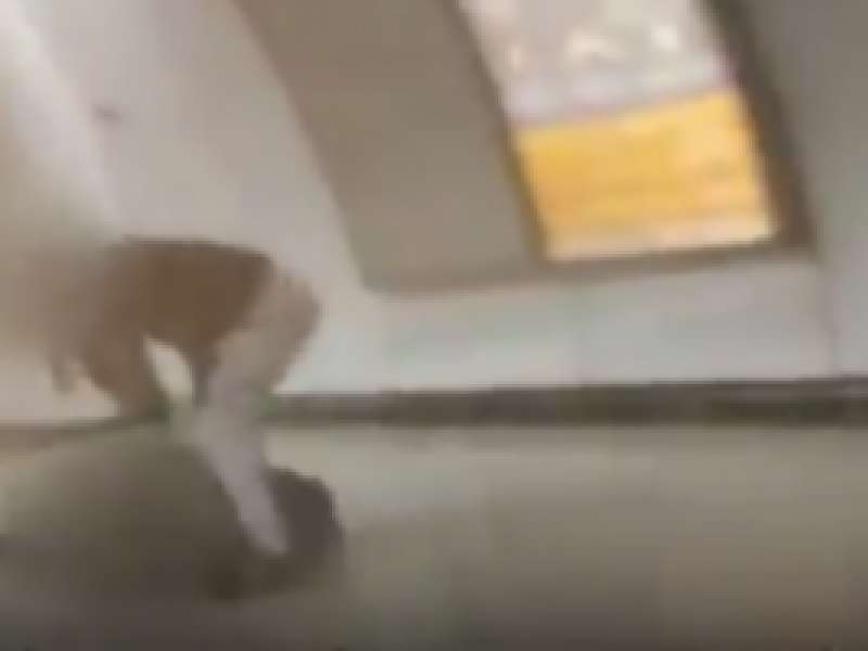 Επίθεση νεαρών αρνητών μάσκας στον σταθμάρχη του μετρό (video)