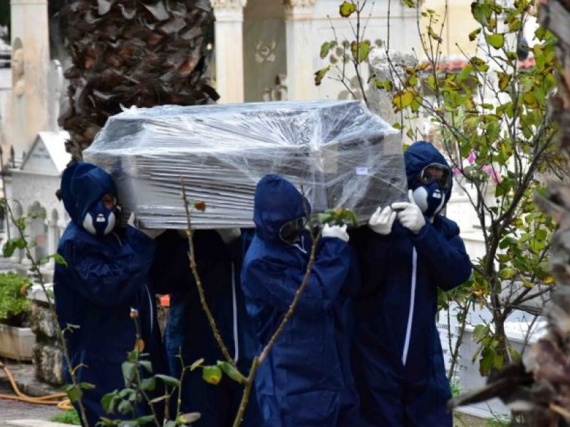 Με ειδικές στολές και μάσκες η κηδεία του πρώτου θύματος του κορονοϊού στο Ναύπλιο