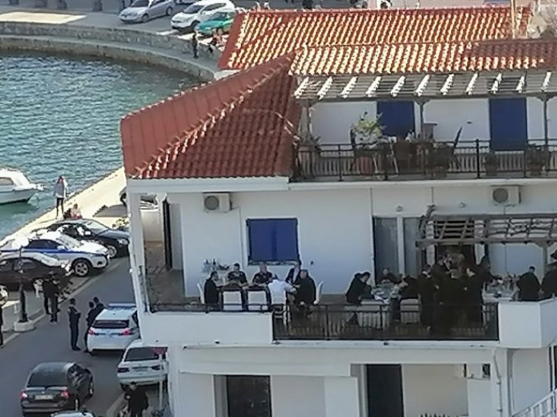 Συνωστισμό στο τραπέζι του Μητσοτάκη στην Ικαρία καταγγέλλει κάτοικος (εικόνα & βίντεο)