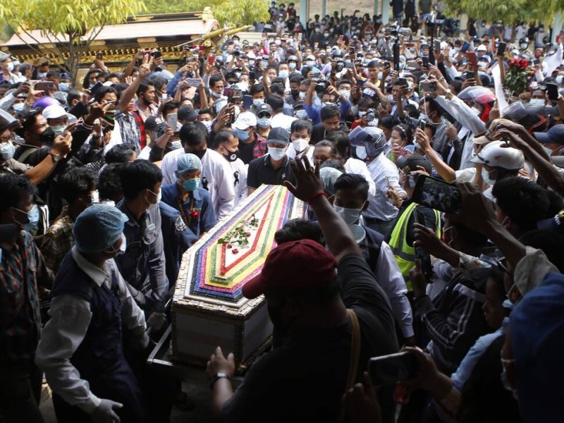 Μιανμάρ: Κοσμοσυρροή στην κηδεία της νεαρής διαδηλώτριας - σύμβολο της αντίστασης