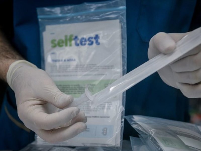Κορονοϊός: Δωρεάν self test για μαθητές και εμβολιασμένους εκπαιδευτικούς από τα φαρμακεία