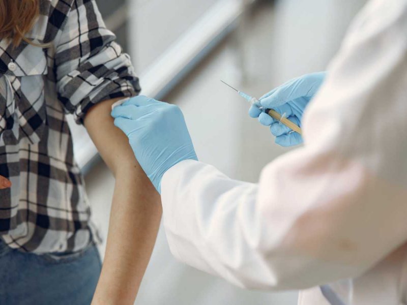 Πρόστιμα για ανεμβολίαστους - Γεωργαντάς: «Καμία παρακράτηση από μισθό ή σύνταξη»
