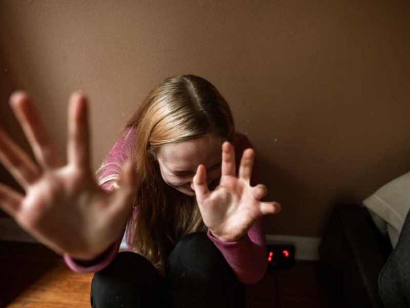 «Φοβάμαι ακόμα... Δεχόμαστε απειλές» δηλώνουν  οι δύο αδερφές που έπεσαν θύμα βιασμού από τη μητέρα τους