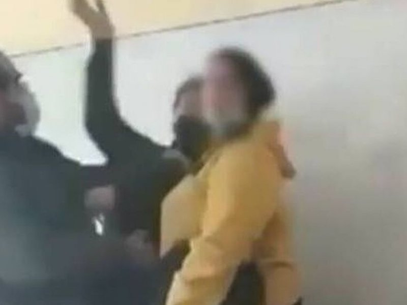 Απολύεται ο καθηγητής που χτύπησε τη μαθήτρια μέσα στη τάξη